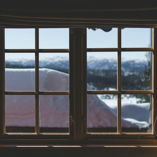 infissi in legno in una casa di montagna