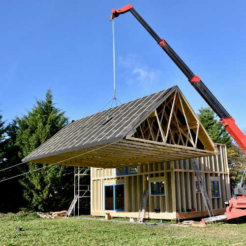 immagine di una casa prefabbricata con copertura tetto in legno lamellare