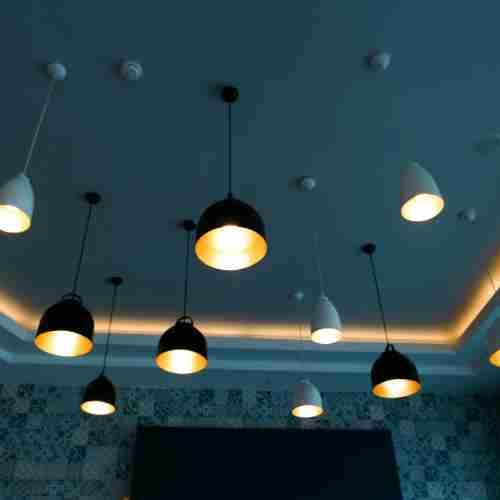 Illuminazione del controsoffitto, un aspetto importante per garantire visibilità e design.