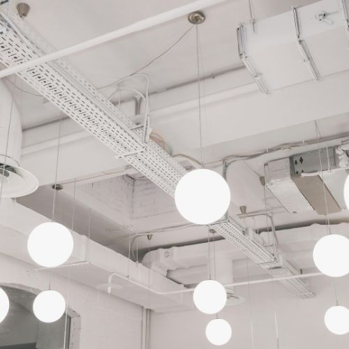 Controsoffitto in legno, soluzione particolare ma adatta in alcuni casi.